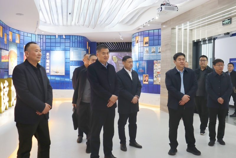 参观展示馆(1)_副本