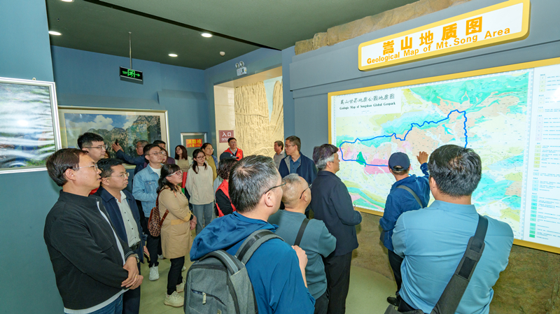 1-2我院专家与嵩山地质公园交流经验_副本