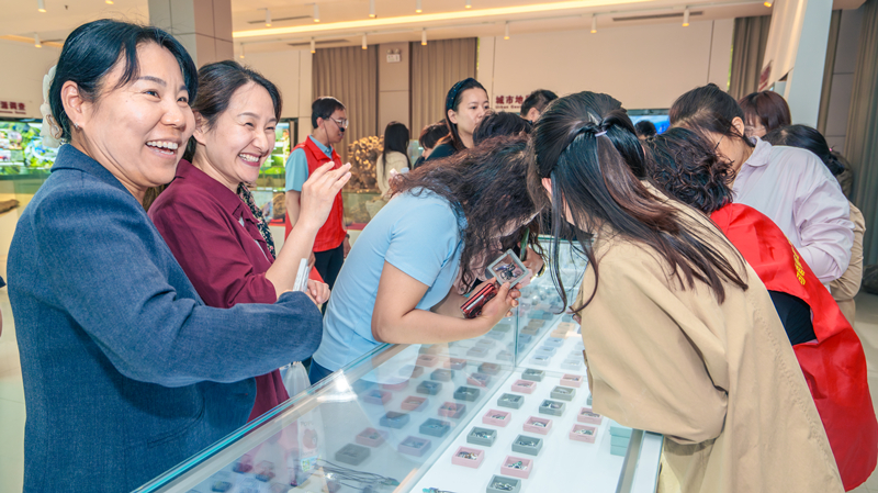 2-4文旅所地质文创研究室展示地质文创品_副本