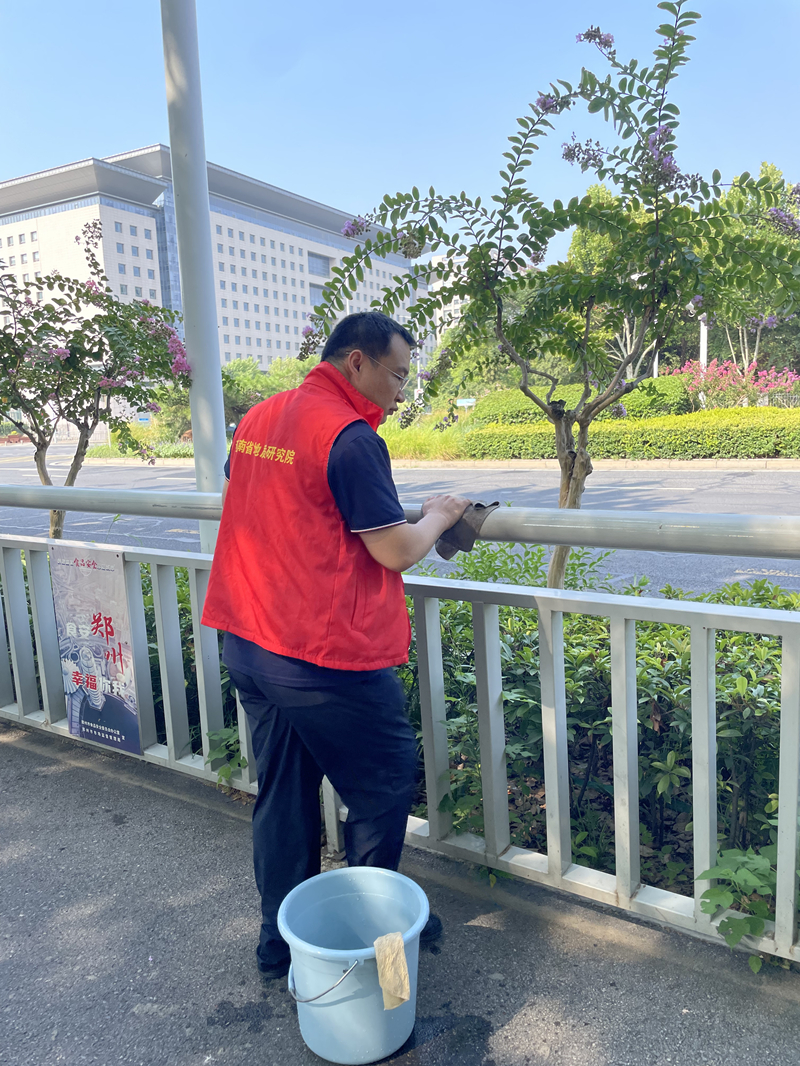志愿者认真擦拭护栏_副本